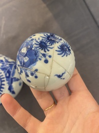 Six vases et un pot couvert en porcelaine de Chine, 19/20&egrave;me
