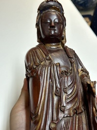 Sculpture de Guanyin en bois laqu&eacute; et partiellement dor&eacute;, Chine, Ming