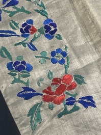 Collection vari&eacute;e de panneaux en soie brod&eacute;e, un couvre-&eacute;ventail et des badges de rang, 19&egrave;me