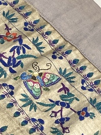Collection vari&eacute;e de panneaux en soie brod&eacute;e, un couvre-&eacute;ventail et des badges de rang, 19&egrave;me