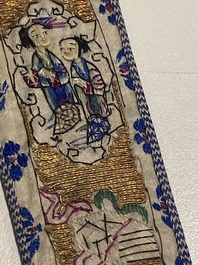 Collection vari&eacute;e de panneaux en soie brod&eacute;e, un couvre-&eacute;ventail et des badges de rang, 19&egrave;me