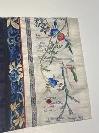 Een groep van acht stukken Chinees geborduurde zijde, 19/20e eeuw