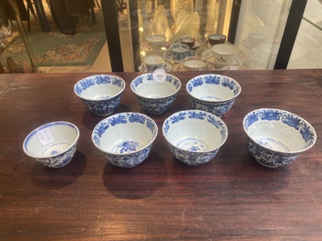 Collection vari&eacute;e de 18 pi&egrave;ces en porcelaine de Chine en bleu et blanc et famille rose, Kangxi/Yongzheng