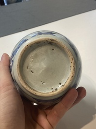 Een Chinese blauw-witte vaas met een geleerde, Ming