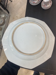 Een paar Chinese famille rose schotels, drie blauw-witte borden en een kraakporseleinen 'klapmuts' kom, Wanli en Qianlong
