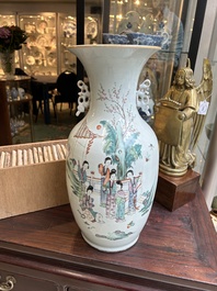 Cinq vases en porcelaine de Chine famille rose &agrave; d&eacute;cor figuratif, 19/20&egrave;me
