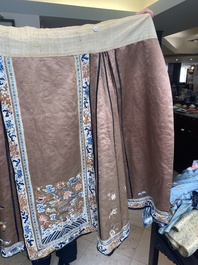 A Chinese embroidered silk skirt and a women's summer robe, 18th/19th C.