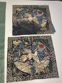 Collection vari&eacute;e de panneaux en soie brod&eacute;e, un couvre-&eacute;ventail et des badges de rang, 19&egrave;me