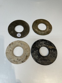 Quatre bracelets en marbre, serpentine et coquillages de la p&eacute;riode n&eacute;olithique tha&iuml;landaise, plateau de Khorat, 1400-500 av. J.C