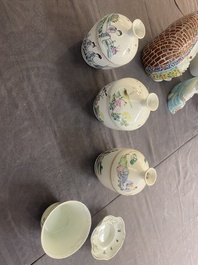 Collection vari&eacute;e de 15 pi&egrave;ces en porcelaine de Chine qianjiang cai, famille rose et verte, 19/20&egrave;me