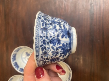 Collection vari&eacute;e de 18 pi&egrave;ces en porcelaine de Chine en bleu et blanc et famille rose, Kangxi/Yongzheng