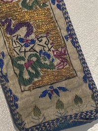 Collection vari&eacute;e de panneaux en soie brod&eacute;e, un couvre-&eacute;ventail et des badges de rang, 19&egrave;me