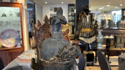 Grande sculpture en bronze laqu&eacute; et dor&eacute; repr&eacute;sentant un Bodhisattva, Chine, Ming