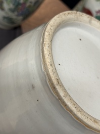 Cinq vases divers en porcelaine de Chine famille rose, 19/20&egrave;me