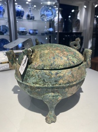 Een groep van vier Chinese archa&iuml;sche bronzen voorwerpen, late Shang, Periode van de Strijdende Staten en Han