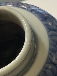 Een Chinese blauw-witte vaas met een geleerde, Ming