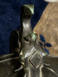 Important et rare grand r&eacute;cipient de vin de type 'lei' en bronze archa&iuml;sant &agrave; inscription, Chine, Song