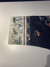 Een groep van acht stukken Chinees geborduurde zijde, 19/20e eeuw