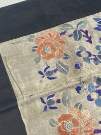 Collection vari&eacute;e de panneaux en soie brod&eacute;e, un couvre-&eacute;ventail et des badges de rang, 19&egrave;me