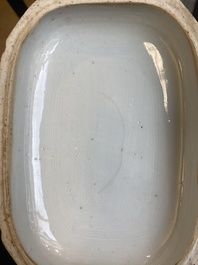 Drie Chinese famille rose borden, een botervloot en een dekselterrine, Qianlong