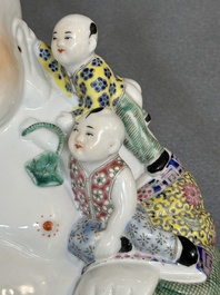 Deux figures de Bouddha en porcelaine de Chine famille rose, marque Zhu Mao Ji Zao 朱茂記造 et Zhu Yitai 朱義泰, R&eacute;publique