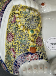 Deux figures de Bouddha en porcelaine de Chine famille rose, marque Zhu Mao Ji Zao 朱茂記造 et Zhu Yitai 朱義泰, R&eacute;publique