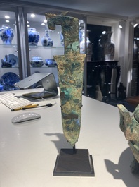 Een groep van vier Chinese archa&iuml;sche bronzen voorwerpen, late Shang, Periode van de Strijdende Staten en Han