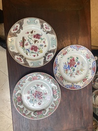 Drie Chinese famille rose borden, een botervloot en een dekselterrine, Qianlong