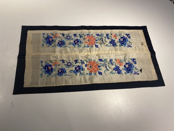 Collection vari&eacute;e de panneaux en soie brod&eacute;e, un couvre-&eacute;ventail et des badges de rang, 19&egrave;me