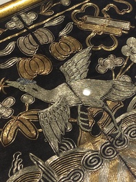 Collection vari&eacute;e de panneaux en soie brod&eacute;e, un couvre-&eacute;ventail et des badges de rang, 19&egrave;me