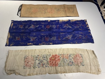 Collection vari&eacute;e de panneaux en soie brod&eacute;e, un couvre-&eacute;ventail et des badges de rang, 19&egrave;me