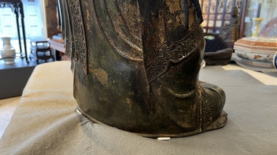 Grande sculpture en bronze laqu&eacute; et dor&eacute; repr&eacute;sentant un Bodhisattva, Chine, Ming