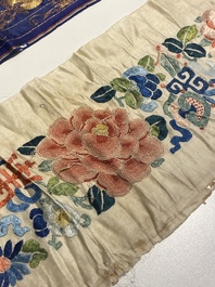 Collection vari&eacute;e de panneaux en soie brod&eacute;e, un couvre-&eacute;ventail et des badges de rang, 19&egrave;me