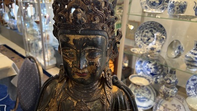 Grande sculpture en bronze laqu&eacute; et dor&eacute; repr&eacute;sentant un Bodhisattva, Chine, Ming