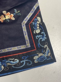 Een groep van acht stukken Chinees geborduurde zijde, 19/20e eeuw