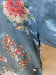 A Chinese embroidered silk skirt and a women's summer robe, 18th/19th C.
