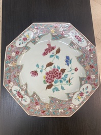 Een paar Chinese famille rose schotels, drie blauw-witte borden en een kraakporseleinen 'klapmuts' kom, Wanli en Qianlong