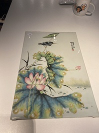 Een Chinese famille rose plaquette, gesigneerd Cheng Yiting 程意亭, 20e eeuw