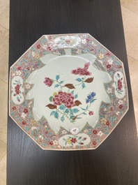 Een paar Chinese famille rose schotels, drie blauw-witte borden en een kraakporseleinen 'klapmuts' kom, Wanli en Qianlong