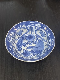 Een paar Chinese famille rose schotels, drie blauw-witte borden en een kraakporseleinen 'klapmuts' kom, Wanli en Qianlong