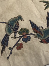 Collection vari&eacute;e de panneaux en soie brod&eacute;e, un couvre-&eacute;ventail et des badges de rang, 19&egrave;me