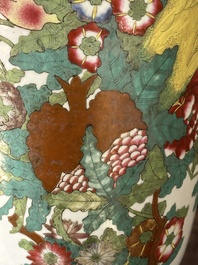 Cinq vases divers en porcelaine de Chine famille rose, 19/20&egrave;me