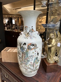 Cinq vases en porcelaine de Chine famille rose &agrave; d&eacute;cor figuratif, 19/20&egrave;me