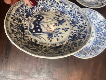 Collection vari&eacute;e de 18 pi&egrave;ces en porcelaine de Chine en bleu et blanc et famille rose, Kangxi/Yongzheng