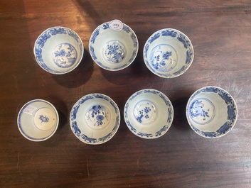 Collection vari&eacute;e de 18 pi&egrave;ces en porcelaine de Chine en bleu et blanc et famille rose, Kangxi/Yongzheng