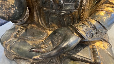 Grande sculpture en bronze laqu&eacute; et dor&eacute; repr&eacute;sentant un Bodhisattva, Chine, Ming