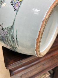 Cinq vases en porcelaine de Chine famille rose &agrave; d&eacute;cor figuratif, 19/20&egrave;me