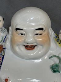 Deux figures de Bouddha en porcelaine de Chine famille rose, marque Zhu Mao Ji Zao 朱茂記造 et Zhu Yitai 朱義泰, R&eacute;publique