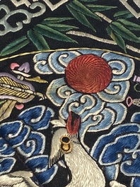 Collection vari&eacute;e de panneaux en soie brod&eacute;e, un couvre-&eacute;ventail et des badges de rang, 19&egrave;me