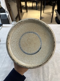 Un vase couvert en porcelaine de Chine en bleu et blanc et un plat &agrave; fond c&eacute;ladon, marque de Chenghua, 19&egrave;me